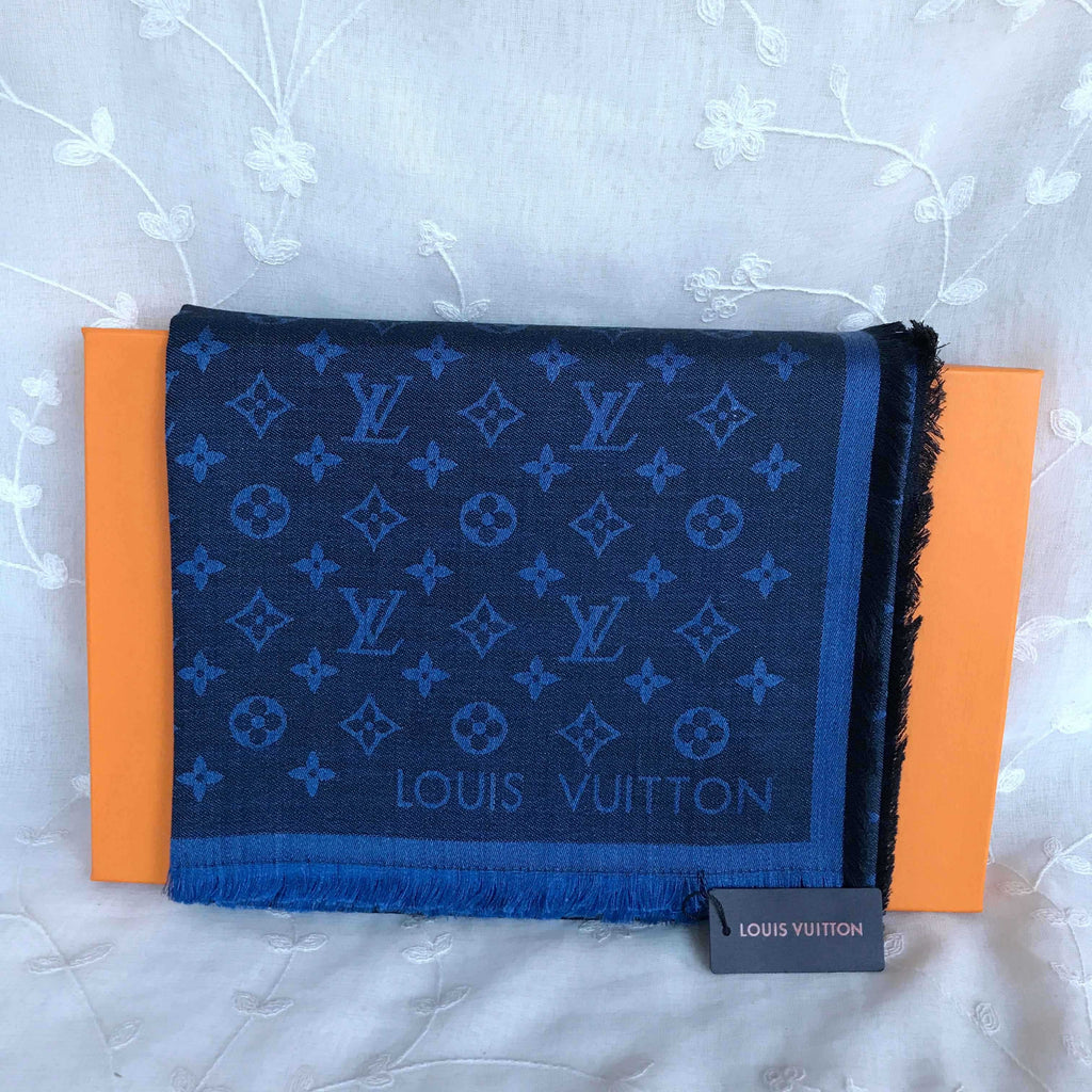blue scarf